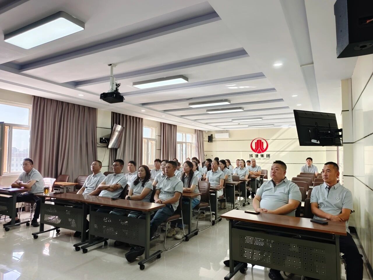 凝聚爱国磅礴力量！9月3日，城建集团组织员工观看阅兵仪式